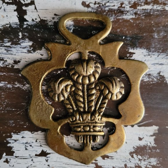 Vtg Horse Brass, Prince Of Wales Three Ostrich Feather Crest, English Cottage - Picture 2 of 3